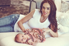 Tamara Eklston na Mikonosu u čipkastoj tunici (FOTO)