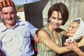 Severina u bakinom zagrljaju (FOTO)