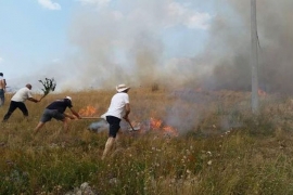 Požar u Bosanskom Grahovu i dalje bukti, stigla cisterna iz Drvara
