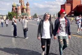 U centru Moskve glumili gej par,evo kako su Rusi reagovali (VIDEO)