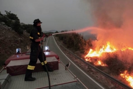 Vatrogasci cijelu noć spasavali kuće na Pelješcu