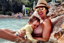 Tamara Eklston otkriva grudi pred svima (FOTO)