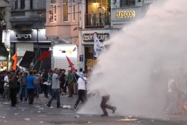 Haos u Istanbulu: Molotovljevi kokteli, vodeni topovi