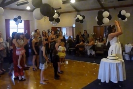 Bacila bebu da bi uhvatila buket (VIDEO)