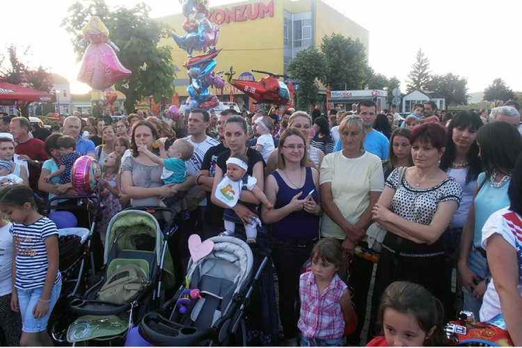 Više od 500 okupljenih uživalo u priredbi najmlađih