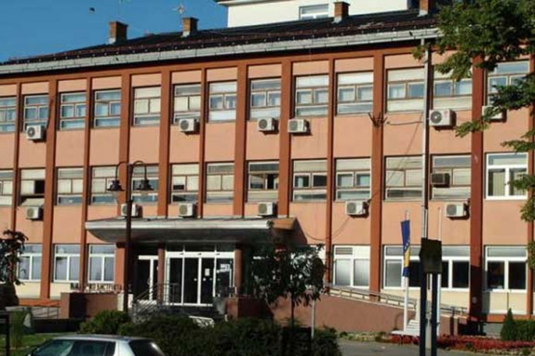 Desetine traktora pred zgradom Brčanske Vlade 