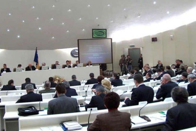 Srbi ne odlučuju o Srebrenici?