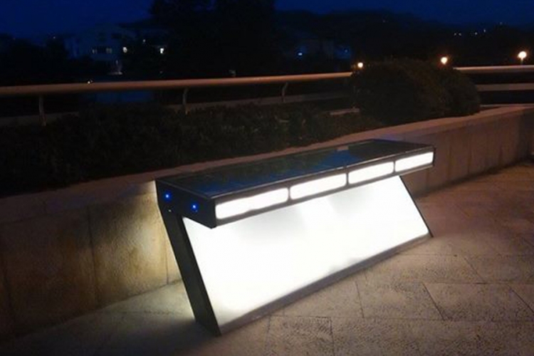 U funkciji prva solarna klupa koja puni mobitele