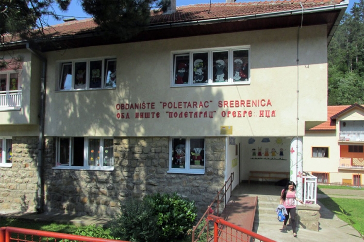 Vaspitačica sa hidžabom nije kvalifikovana za posao?