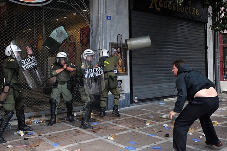 Sukobi policije i demonstranata na skupu u Atini