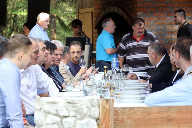 Elita BiH ponovo okupljena na rijeci Ugar (FOTO)