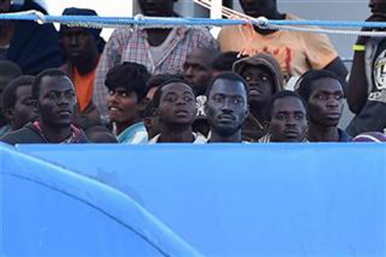 Na desetine migranata probilo ograde kod luke Kale