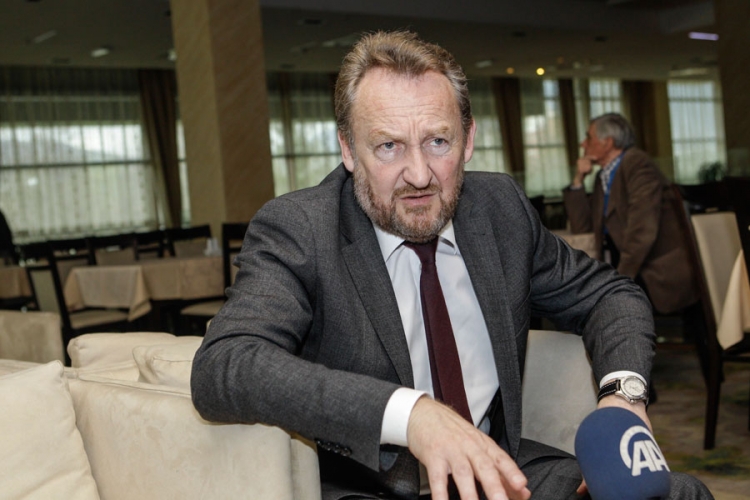 Izetbegović podržao britansku rezoluciju