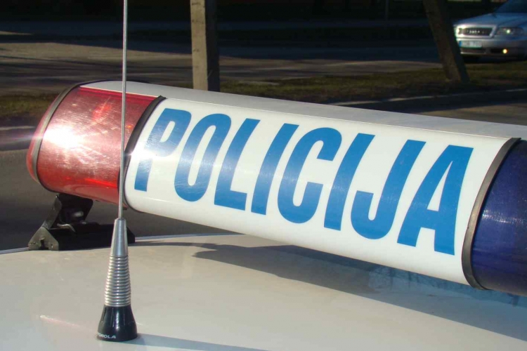 Pijani muškarac napao policajca i nanio sebi povrede