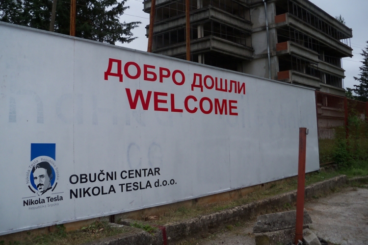 Radnice TI "Nikola Tesla" na ulazu dočekali zaštitari