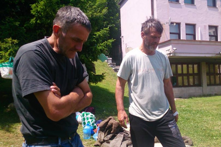Demobilisani borci Ćazim i Namir se pokušali spaliti ispred zgrade Vlade FBiH