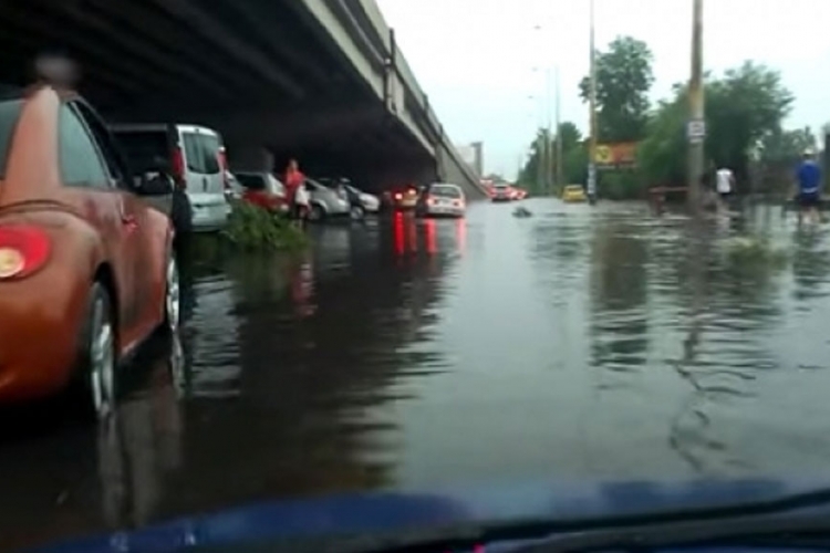 Nevrijeme pogodilo Evropu: Stradale najmanje dvije osobe (VIDEO)