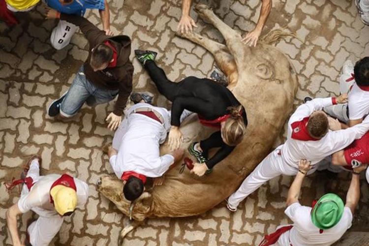 Pamplona: Povrijeđeno devet ljudi tokom trke sa bikovima