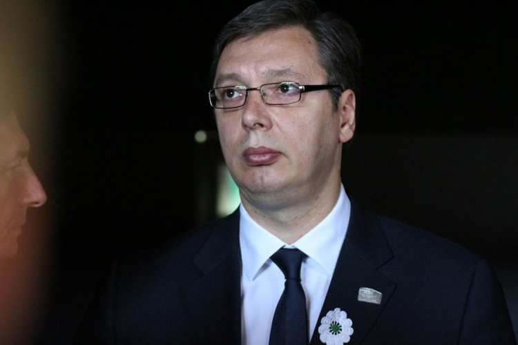 Okupljeni napali Vučića i uzikivali "Vučiću pederu"