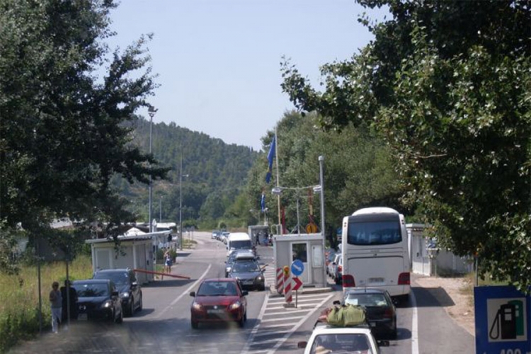 U Doljanima čekanje duže od jednog časa