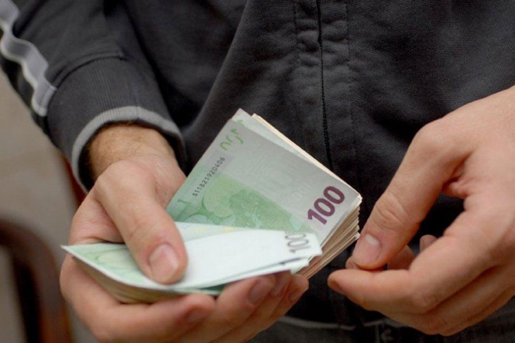 Evro blago pao u odnosu na dolar 