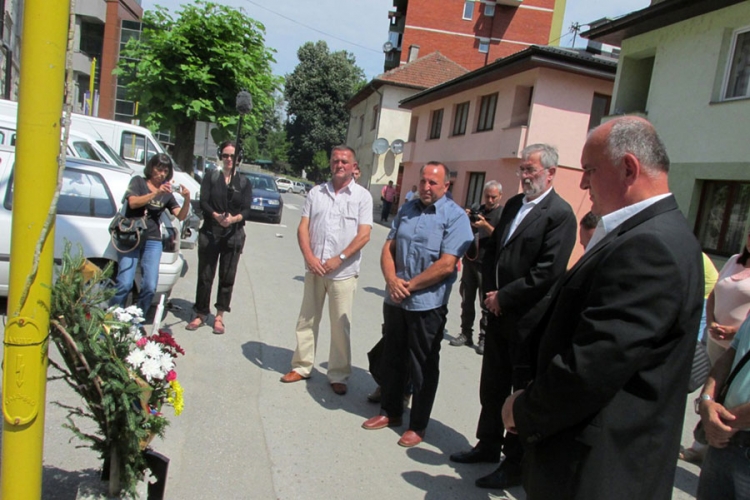 Srebrenica: Prislužene svijeće za ubijene Srbe (FOTO)