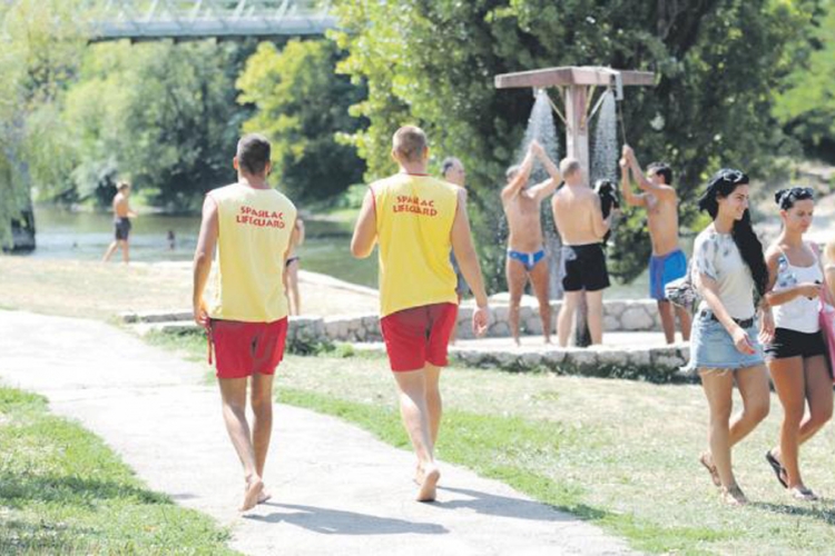 Spasioci angažovani na plaži kod Zelenog mosta
