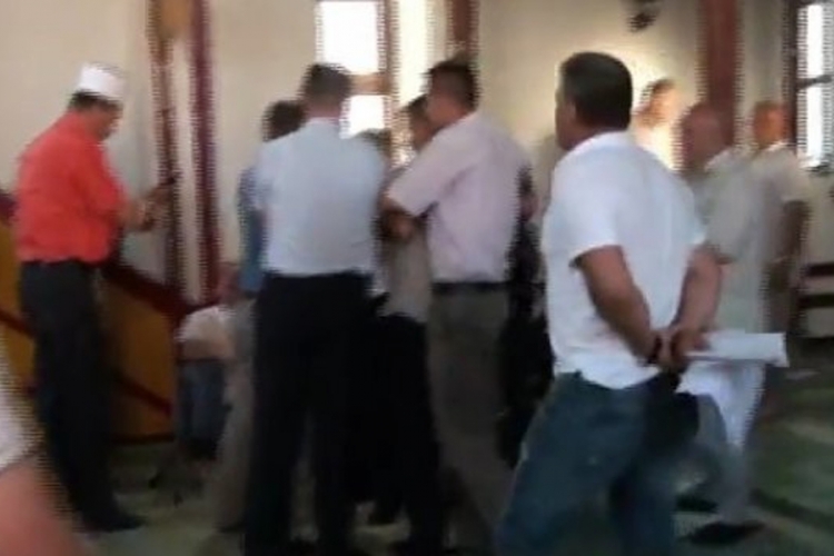 Tuča u džamiji: Beganović ošamario predsjednika IO Medžlisa IZ (VIDEO)
