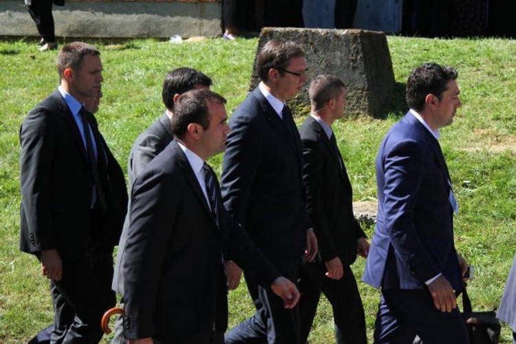 Tjelohranitelj Alije Izetbegovića sproveo Vučića na linč