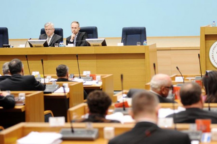 Narodna skupština RS o više zakona po hitnom postupku
