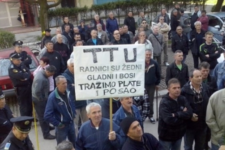 Radnici TTU ispred zgrade Kantonalne Vlade
