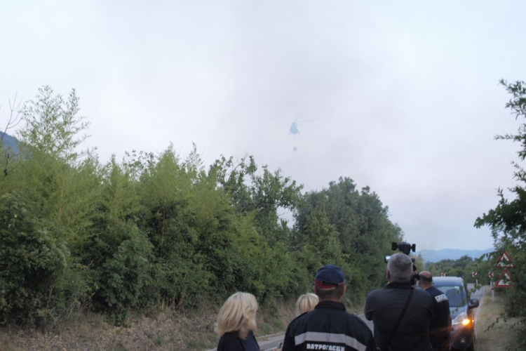 Helikopteri pomogli, borba s požarima nastavljena sa zemlje (FOTO)