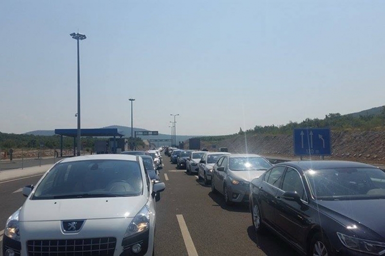 Kilometarske kolone na izlazima iz BiH prema Hrvatskoj