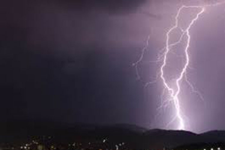 Na desetine hiljada evakuisano pred naletom oluje u Francuskoj