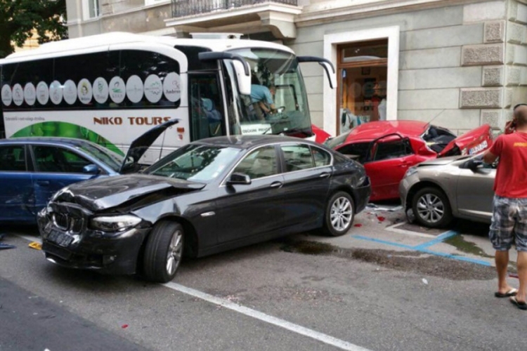 Vozaču autobusa pozlilo pa "pokupio" devet vozila (FOTO)