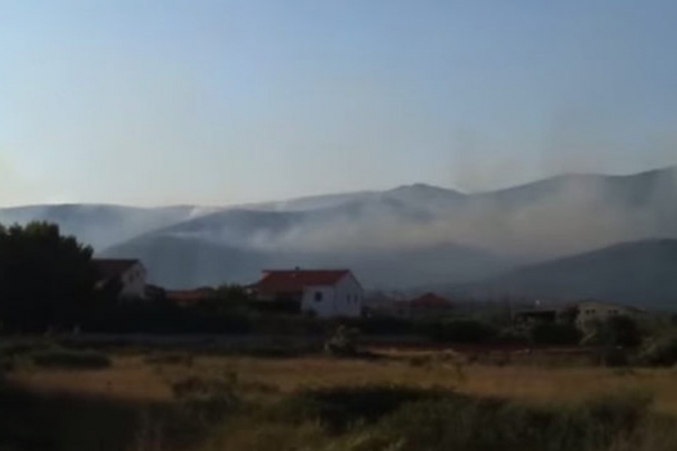 Veliki požar skoro zatvorio splitski aerodrom (VIDEO)