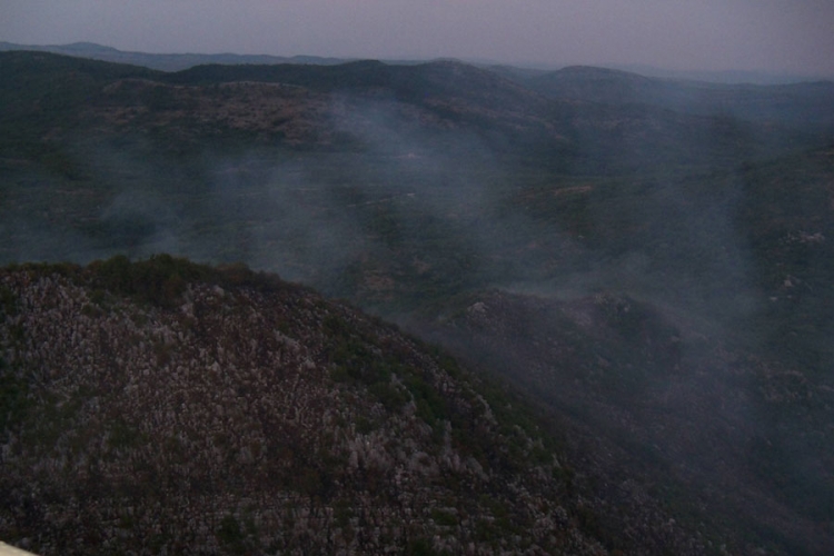 Helikoptersko izviđanje u Trebinju potvrdilo: Požar pod kontrolom (FOTO)