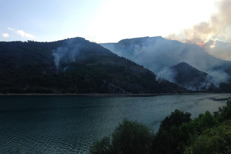 Požar iznad Salakovca i dalje aktivan, opasnost i oko Livna