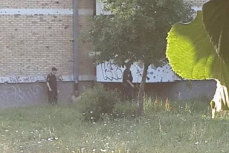 Sarajlija, potpuno go, hladio se u potoku