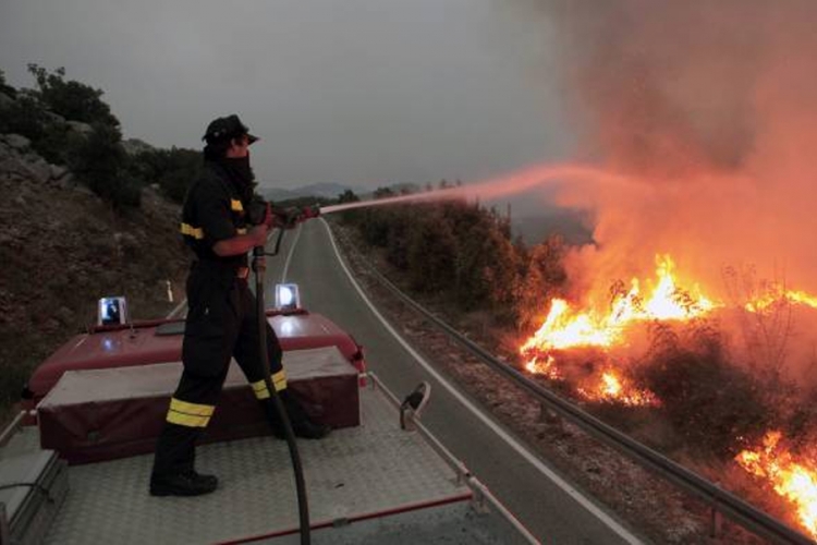 Vatrogasci cijelu noć spasavali kuće na Pelješcu