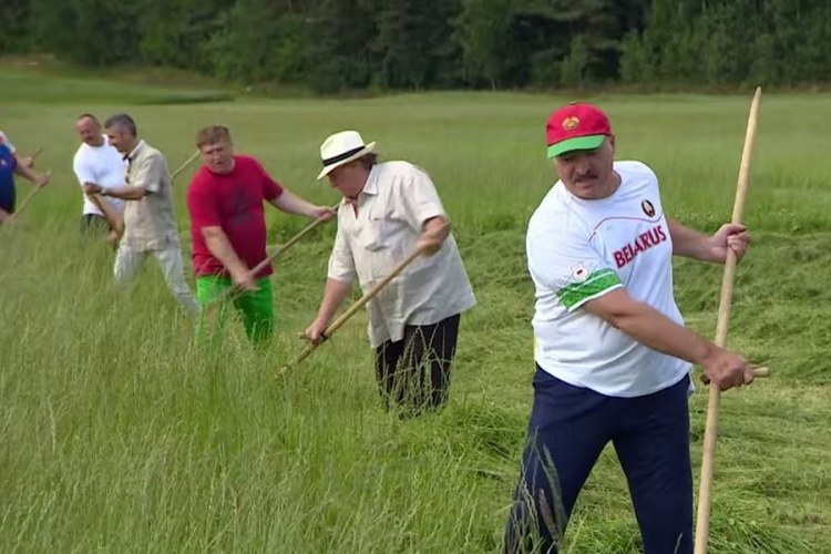 Lukašenko naučio Depardjea da kosi travu (VIDEO)