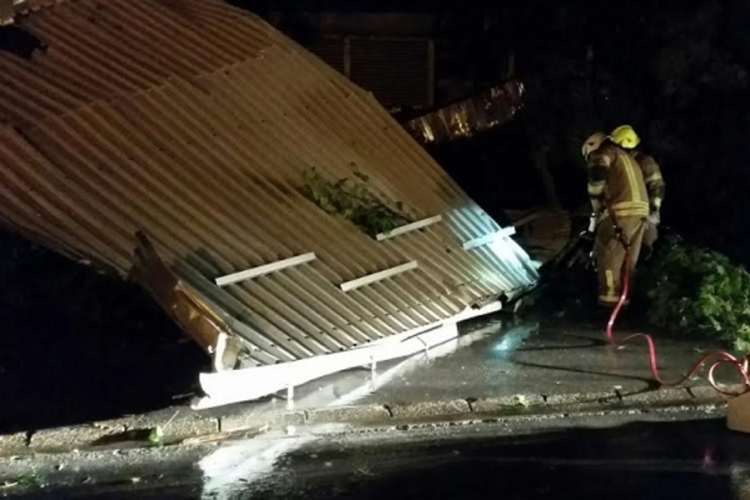 Padao grad u Jajcu i Bugojnu, bez krova ostala Karlovačka bolnica  