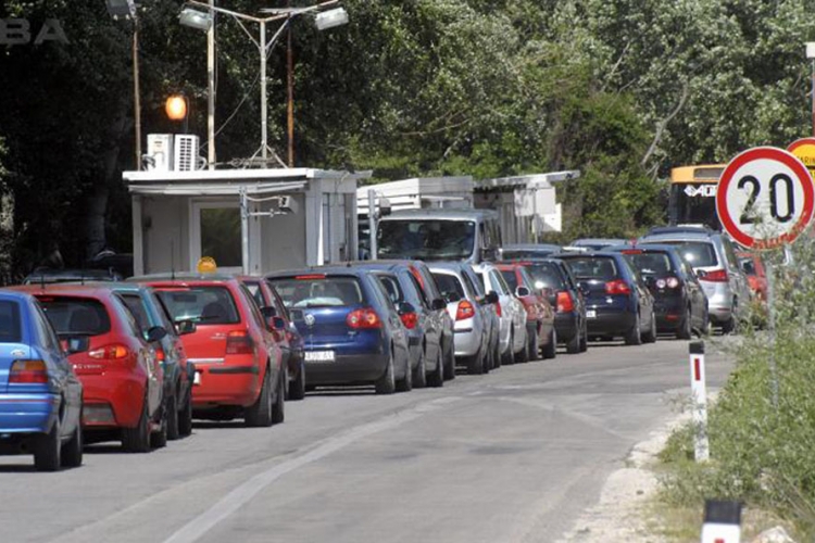 U Doljanima, pri izlasku iz BiH, čeka se duže od tri sata