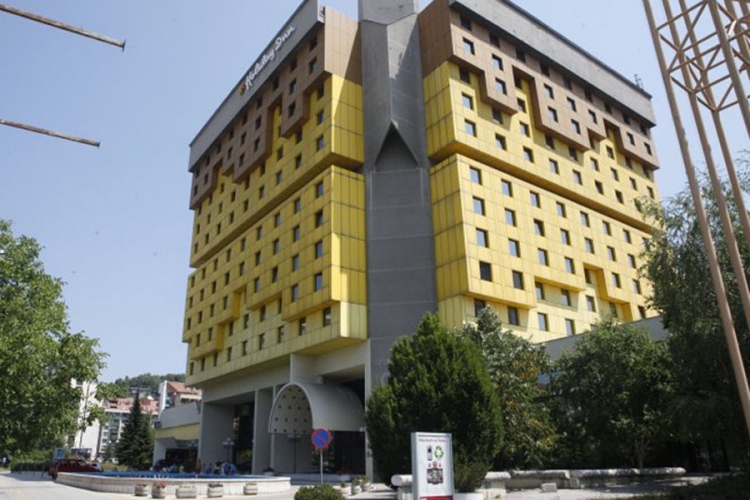 Uhapšeni ispred hotela "Holiday" pušteni na slobodu
