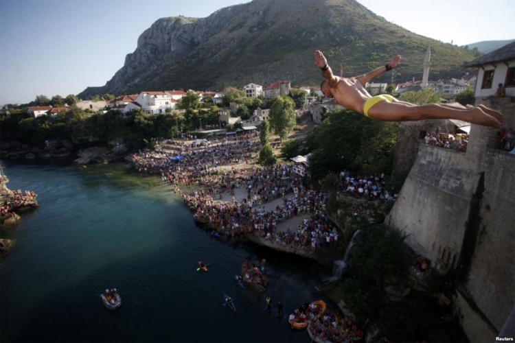 Mostar: Danas tradicionalni 449. skokovi sa Starog mosta