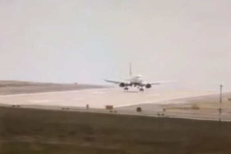 Avion ostao bez goriva, a aerodrom bio zatvoren