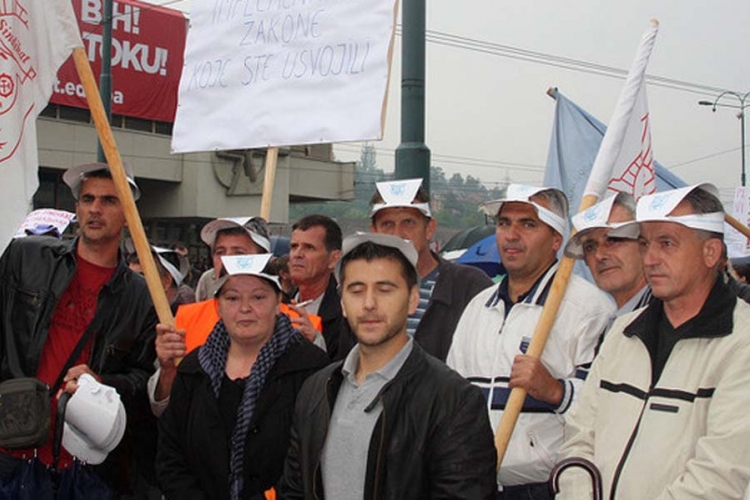 Protest Sindikata ispred Parlamenta FBiH u 10 časova