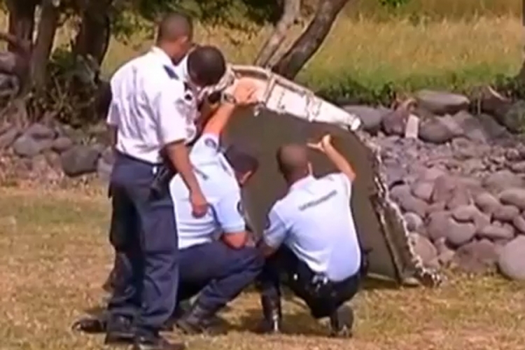 Malezija uvjerena da je krilo pripadalo avionu "Malezija erlajnsa" (VIDEO)