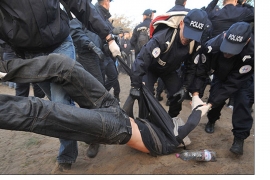 Okršaj policije i migranta u Kaleu, migranti uzvikuju "Mi nismo ...