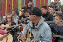 Sedamdeset gitara sviralo u čast Tošeta Proeskog (VIDEO)